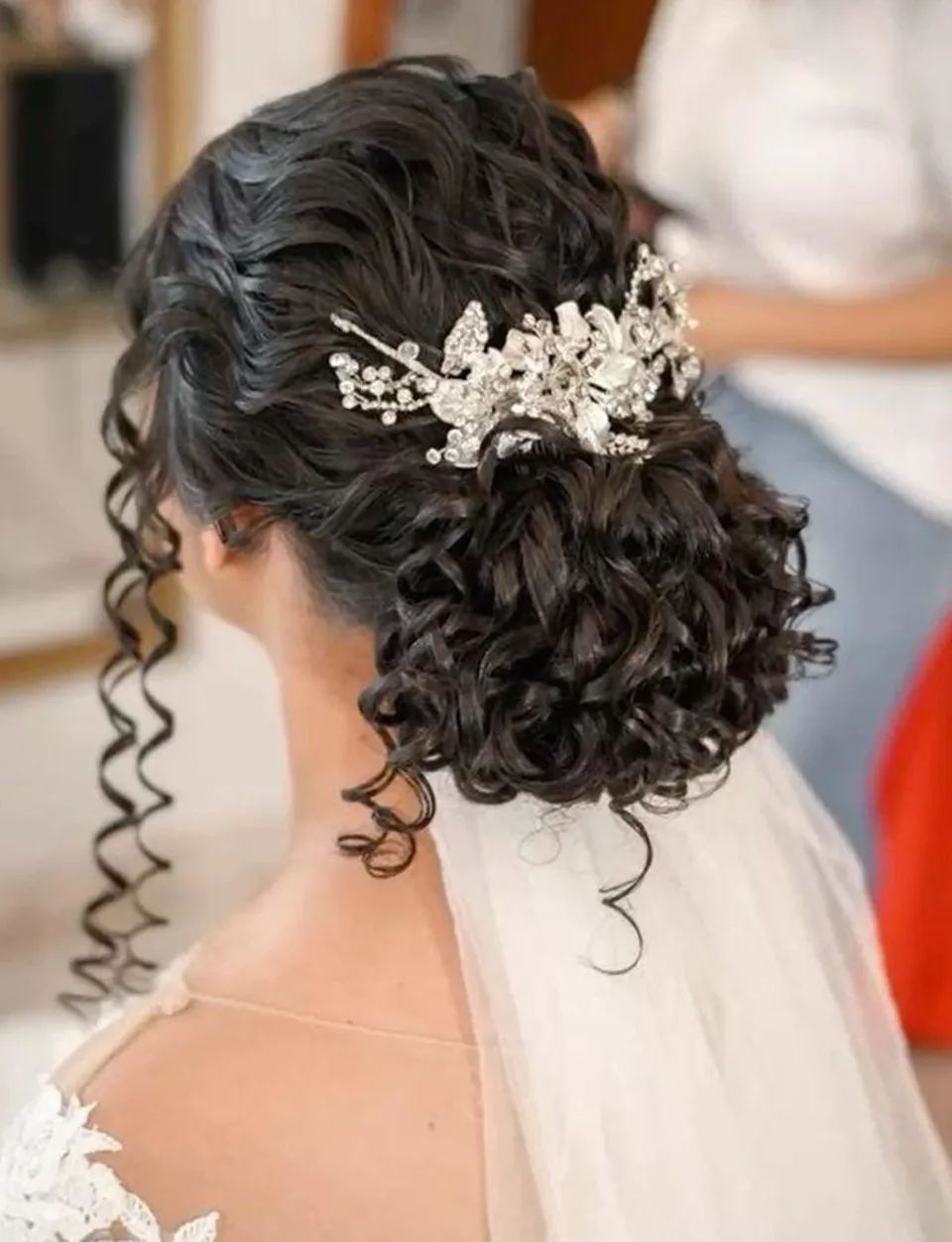Coque com cachos e acessório floral